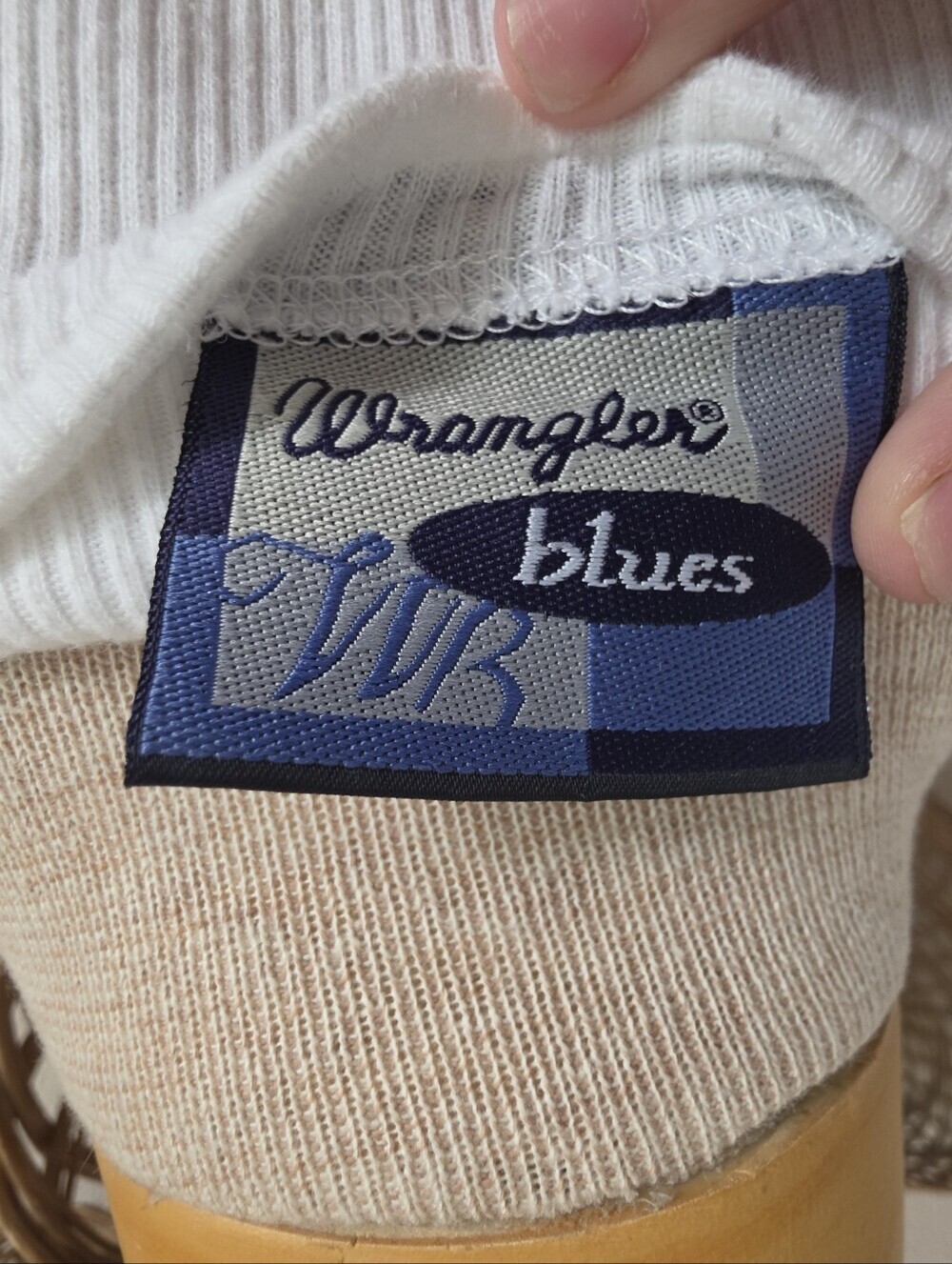 Wrangler White Ribbed V-Neck Button-Front Top - Picture 6 of 7
